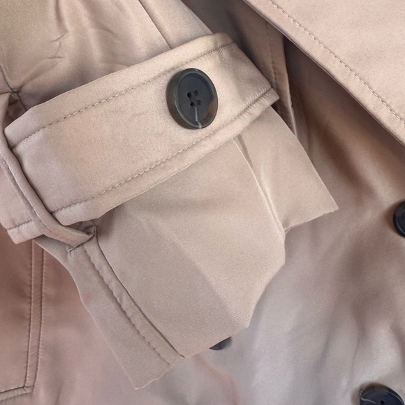 STOOSH Women's Tan Double-Breasted Short Trench Jacket - Picture 4 of 8